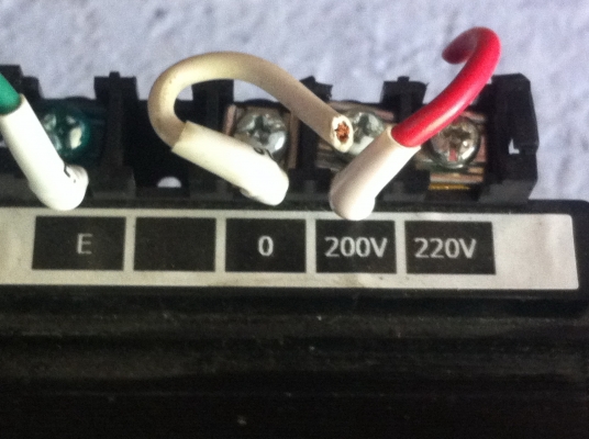 หม้อแปลงไฟจาก 200-220 V. เป็น 100-110 V. ยี่ห้อ AIHARA จากญี่ปุ่นขนาด 2 KVA.