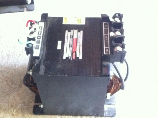 หม้อแปลงไฟจาก 200-220 V. เป็น 100-110 V. ยี่ห้อ AIHARA จากญี่ปุ่นขนาด 2 KVA.