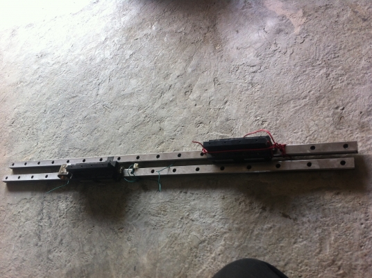 แท่นรางเลื่อนสไสด์ linear bearing พร้อมลูกเลื่อนสองตัวต่อขุดและ Ballscrew