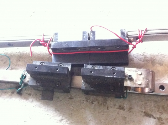 แท่นรางเลื่อนสไสด์ linear bearing พร้อมลูกเลื่อนสองตัวต่อขุดและ Ballscrew