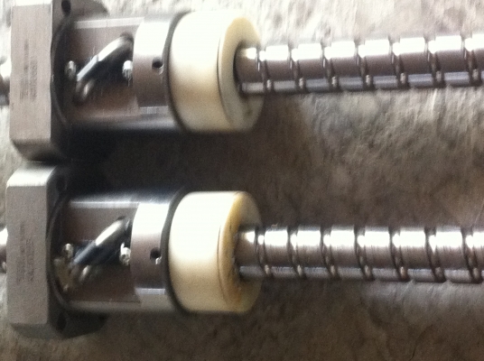 แท่นรางเลื่อนสไสด์ linear bearing พร้อมลูกเลื่อนสองตัวต่อขุดและ Ballscrew