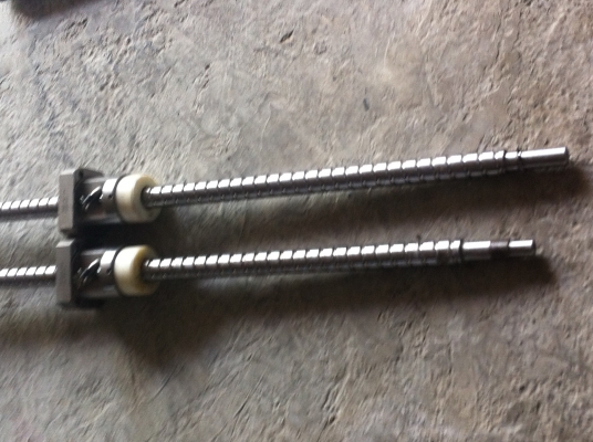 แท่นรางเลื่อนสไสด์ linear bearing พร้อมลูกเลื่อนสองตัวต่อขุดและ Ballscrew