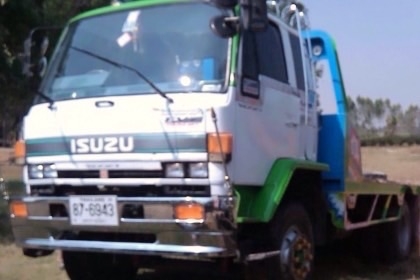 ISUZU ROCKY FVZ 175 HP 6BG1 สิบล้อ 2 เพลา เทรลเลอร์ท้ายลาดขึ้นรถแบ็คโฮร PC 200 ได้สบายเลยครับ เครื่องแน่นแรงดีสุดๆครับ หัวเก๋งสวยๆภายในเก๋งคอนโซลสวยครบ แอร์เย็น พวงมาลัยเพาเวอร์ ระบบเบรคทริ๊ปฟี้ครบครัน ช่วงล่างแน่นเหล็กบีมอย่างดี คัชซีสวยไม่มีแตกไม่มีบวม