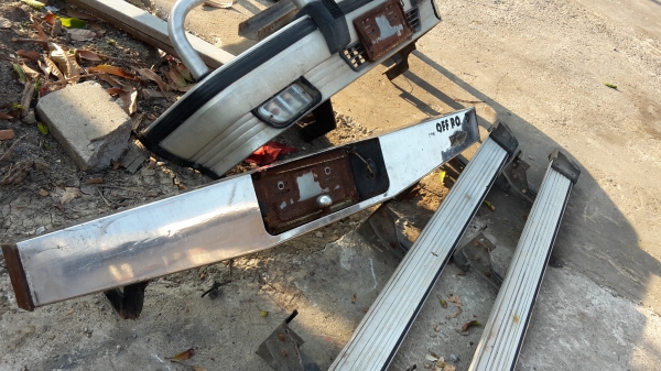 ขายกันชนอ๊อฟโรด4X4มีเนียม แสตนเลดใส่ได้ทุกรุ่นครับ ขาย 10000 บาท