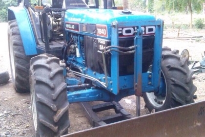 FORD 7840 - 2 เพลา รถสวยสภาพดีมากครับพร้อมทำงานได้เลย อุปกรณ์ครบพร้อม มีใบดันหน้า ผานพรวน 6 เครื่องยนต์แรงดีไม่เยิ้ม ระบบเกียร์ใช้งานง่ายไม่มีหลุด เดินหน้า 16 ถอยหลัง 16 ระบบไฮดรอลิกส์มีเยิ้มบ้างนิดหน่อยครับแต่พร้อมใช้งานได้ดีไม่มีปัญหาครับ ช่วงล่างยางสภา
