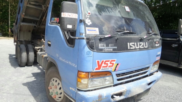 รถอีซูซุ 6 ล้อดั้ม  NPR  130 แรงม้า. ปี 46   สนใจติดต่อ 081 - 6079515