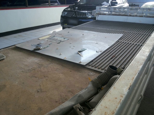 รถมิตซู 6 ล้อ ( ไม่ดั้ม )  135 แรงม้า. ปี 55  ( รถวิ่ง 9x,xxx กม. )   สนใจติดต่อ 081 - 6079515