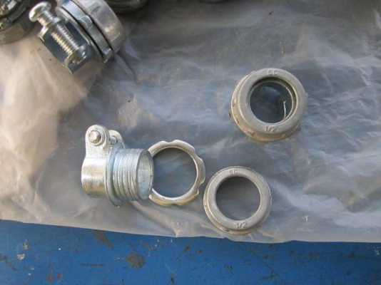 คอนเน็ตเตอร์ ยึดท่อสายไฟฟ้า คอนเน็ตเตอร์ ยึดท่อสายไฟฟ้า