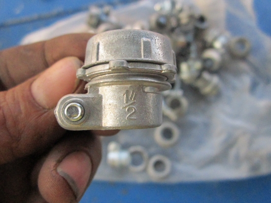 คอนเน็ตเตอร์ ยึดท่อสายไฟฟ้า