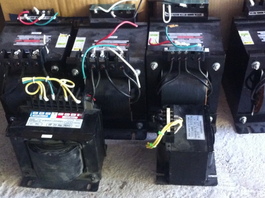 หม้อแปลงไฟจาก 200-220 V. เป็น 100-110 V. ยี่ห้อ YUZA DENKIจากญี่ปุ่นขนาด 500 VA.