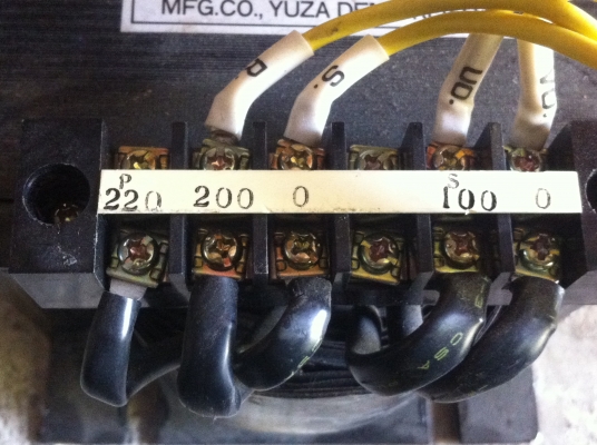 หม้อแปลงไฟจาก 200-220 V. เป็น 100-110 V. ยี่ห้อ YUZA DENKIจากญี่ปุ่นขนาด 500 VA.