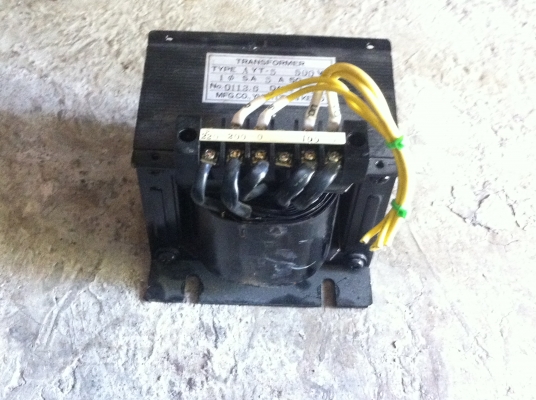 หม้อแปลงไฟจาก 200-220 V. เป็น 100-110 V. ยี่ห้อ YUZA DENKIจากญี่ปุ่นขนาด 500 VA.