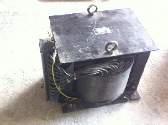 หม้อแปลงไฟจาก 200-220 V. เป็น 100-110 V. ยี่ห้อ RIVULET Iจากญี่ปุ่นขนาด 5.8 K VA.