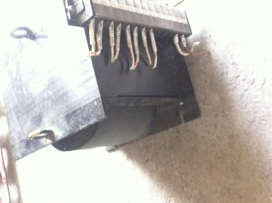 หม้อแปลงไฟจาก 200-220 V. เป็น 100-110 V. ยี่ห้อ RIVULET Iจากญี่ปุ่นขนาด 5.8 K VA.