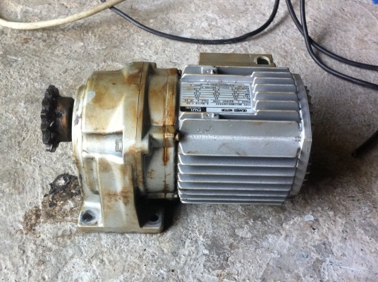 มอเตอร์เกียร์ทดเหมาะใข้ขับเปิด-ปิดประตูหน้าบ้านยี่ห้อ FUJI ขนาด 100 W. หมุน 30 รอบต่อนาที โครงสร้างอลูมิเนียมอัลลอยด์