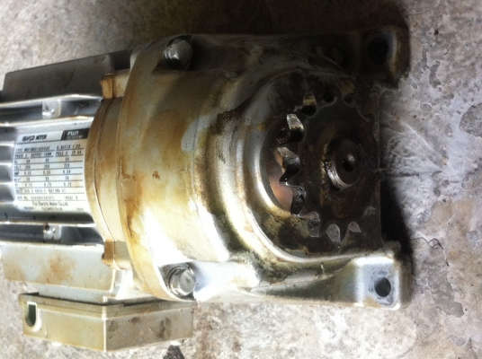 มอเตอร์เกียร์ทดเหมาะใข้ขับเปิด-ปิดประตูหน้าบ้านยี่ห้อ FUJI ขนาด 100 W. หมุน 30 รอบต่อนาที โครงสร้างอลูมิเนียมอัลลอยด์