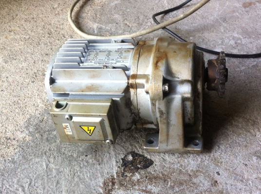 มอเตอร์เกียร์ทดเหมาะใข้ขับเปิด-ปิดประตูหน้าบ้านยี่ห้อ FUJI ขนาด 100 W. หมุน 30 รอบต่อนาที โครงสร้างอลูมิเนียมอัลลอยด์