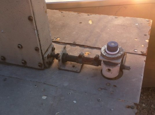 ขุดโต็ะดูดผสมงานสองขนิดเข้าด้วยกัน เป็นระบบไซโคลน มีขุดปรับแรงดันเสองตัว