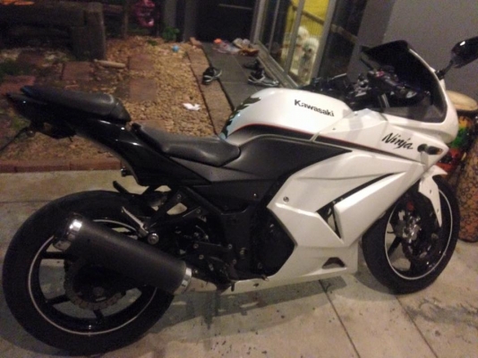 ลดสุดๆ ninja250 สีขาว ปี 2011 สภาพ ดี๊ดี เดิมๆครับ รถสวยมาดูได้เลย