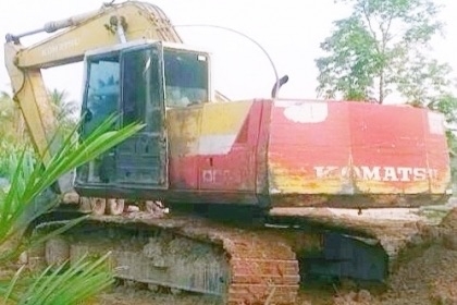 KOMATSU PC 200-5 คอนโทรลยาว ไฟฟ้าตัด รถบอดี้สวยเดิมๆสภาพดีครับ ภายในเก๋งสะอาดอุปกรณ์อยู่ครบ เครื่องยนต์เดิมๆปั๊มเดิมทำงานได้ดี ภายนอกบูมอาร์มสวยไม่ปะ ช่วงล่างแน่นดี เฟลมสวยไม่มีผุ สป๊อกเก็ตดีใช้ได้นาน โรลเลอร์โซ่ใบแทรกสภาพดีประมาณ 60\% เอกสารสัญญาซื้อขาย ร