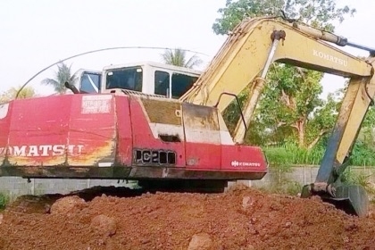 KOMATSU PC 200-5 คอนโทรลยาว ไฟฟ้าตัด รถบอดี้สวยเดิมๆสภาพดีครับ ภายในเก๋งสะอาดอุปกรณ์อยู่ครบ เครื่องยนต์เดิมๆปั๊มเดิมทำงานได้ดี ภายนอกบูมอาร์มสวยไม่ปะ ช่วงล่างแน่นดี เฟลมสวยไม่มีผุ สป๊อกเก็ตดีใช้ได้นาน โรลเลอร์โซ่ใบแทรกสภาพดีประมาณ 60\% เอกสารสัญญาซื้อขาย ร