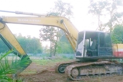 KOMATSU PC 200-5 คอนโทรลยาว ไฟฟ้าตัด รถบอดี้สวยเดิมๆสภาพดีครับ ภายในเก๋งสะอาดอุปกรณ์อยู่ครบ เครื่องยนต์เดิมๆปั๊มเดิมทำงานได้ดี ภายนอกบูมอาร์มสวยไม่ปะ ช่วงล่างแน่นดี เฟลมสวยไม่มีผุ สป๊อกเก็ตดีใช้ได้นาน โรลเลอร์โซ่ใบแทรกสภาพดีประมาณ 60\% เอกสารสัญญาซื้อขาย ร