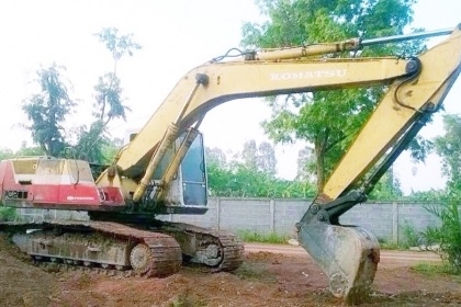 KOMATSU PC 200-5 คอนโทรลยาว ไฟฟ้าตัด รถบอดี้สวยเดิมๆสภาพดีครับ ภายในเก๋งสะอาดอุปกรณ์อยู่ครบ เครื่องยนต์เดิมๆปั๊มเดิมทำงานได้ดี ภายนอกบูมอาร์มสวยไม่ปะ ช่วงล่างแน่นดี เฟลมสวยไม่มีผุ สป๊อกเก็ตดีใช้ได้นาน โรลเลอร์โซ่ใบแทรกสภาพดีประมาณ 60\% เอกสารสัญญาซื้อขาย ร
