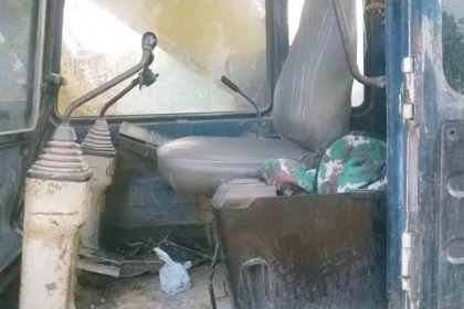 KOMATSU PC 200-5 คอนโทรลยาว ไฟฟ้าตัด รถบอดี้สวยเดิมๆสภาพดีครับ ภายในเก๋งสะอาดอุปกรณ์อยู่ครบ เครื่องยนต์เดิมๆปั๊มเดิมทำงานได้ดี ภายนอกบูมอาร์มสวยไม่ปะ ช่วงล่างแน่นดี เฟลมสวยไม่มีผุ สป๊อกเก็ตดีใช้ได้นาน โรลเลอร์โซ่ใบแทรกสภาพดีประมาณ 60\% เอกสารสัญญาซื้อขาย ร