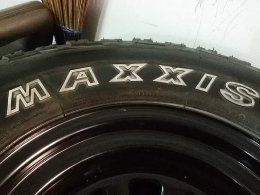 ขายยางMUD MAXXIS 285/75/16 ปลายปี11  ดอกเต็ม