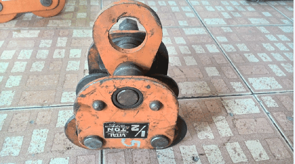 ขายรอกค้างคาว VITAL 1/2TON. สำหรับวิ่งบนเหล็กราง Made in japan.