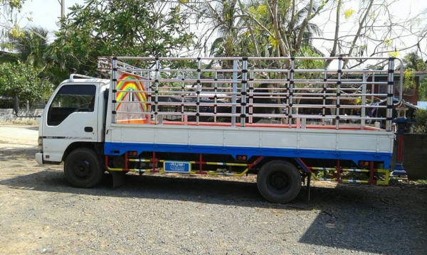 ขายISUZU NPR130แรง ยาว5เมตร เครื่องดี แคชซีสวย ยางใหม่ ภายในสวย แอร์เย็น สภาพพร้อมใช้งาน เอกสารพร้อมโอน สนใจโทร 090-8588220คุณนะ 093-3258446คุณบิว ID:narong498 หรือ www.truck.in.th/498 หรือเพจFacebook ณรงค์ ซื้อขายรถมือสอง (เว็บไซต์ส่วนตัว)