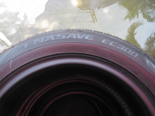 ขายยางถอดป้ายแดง dunlop enasave ec300 185/60r15 ยางผลิตสัปดาห์ที่44 ปี14 ตุ่มที่หน้ายางมีทุกเส้นครับ ขายทั้งชุด 6,900 บาทครับ สนใจติดต่อเล็กกคลองสามคร 081-3747940 ครับ