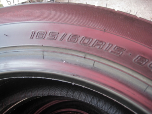 ขายยางถอดป้ายแดง dunlop enasave ec300 185/60r15 ยางผลิตสัปดาห์ที่44 ปี14 ตุ่มที่หน้ายางมีทุกเส้นครับ ขายทั้งชุด 6,900 บาทครับ สนใจติดต่อเล็กกคลองสามคร 081-3747940 ครับ