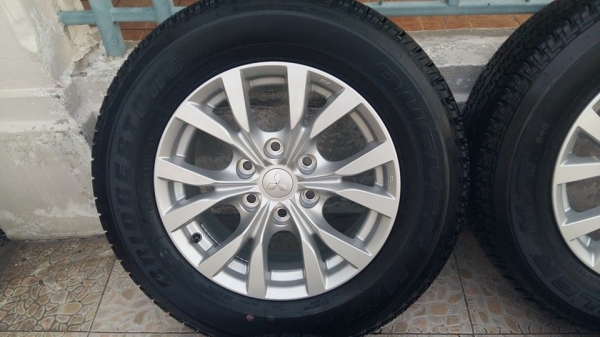 ขายล้อแม็กพร้อมยางถอดป้ายแดง pajerosport 17"x7.5" et38 6 รู 139.7 ยาง bridgestone dueler h/t 840 245/65r17 ยางผลิตสัปดาห์ที่ 27 ปี14 ตุ่มและสีหน้ายางมีทุกเส้นครับ ขายทั้งชุด 24,500 บาทครับ สนใจติดต่อเล็กคลองสามครับ 081-3747940