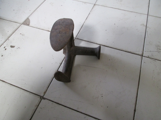 เหล็ก  ทำรองเท้า   ใช้หากินได้   ขายครับ 400บาท