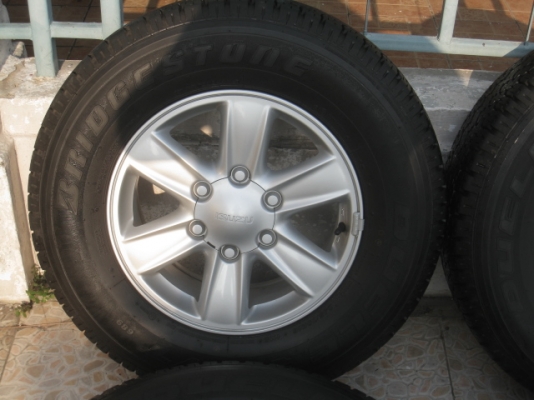 ขายล้อแม็ก new d-max 16"x7" et33 6รู139.7 พร้อมยาง Bridgestone dueler h/t 689 245/70r16 ยางผลิตสัปดาห์ที่ 44 ปี14 ใส่ dragoneye,trooper,cameo,big-m,frontier ได้ครับ ขายทั้งชุด 15,500 บาทครับ สนใจติดต่อเล็กคลองสามครับ 081-3747940