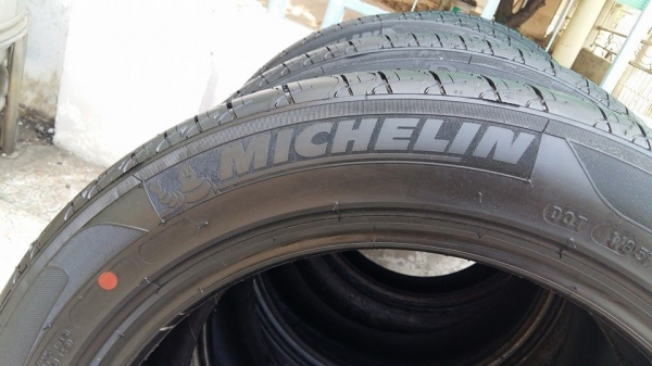 ขายยางถอดป้ายแดง michelin primacy lc 215/55r17 ยางผลิตสัปดาห์ที่ 30 ปี14 ริ้วและสีหน้ายางมีทุกเส้นครับ ขายทั้งชุด 14,500 บาทพร้อมเปลี่ยนถ่วงครับ สนใจติดต่อเล็กคลองสามครับ 081-3747940