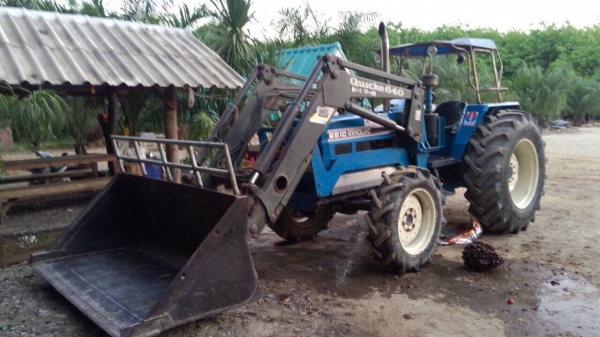 รถไถ 2 เพลา ทำเป็นรถตัก ตักใส่10ล้ิไดัสบาย แรงดี