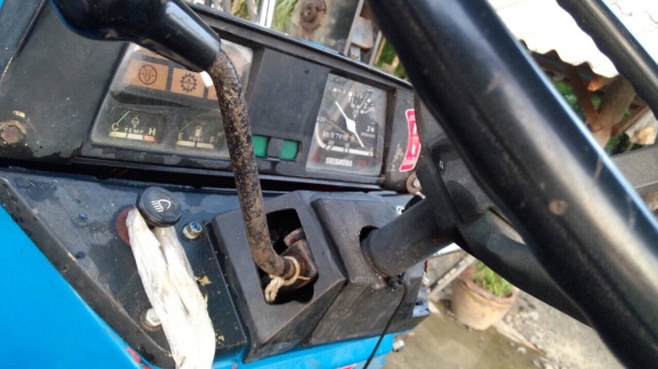 รถไถ 2 เพลา ทำเป็นรถตัก ตักใส่10ล้ิไดัสบาย แรงดี