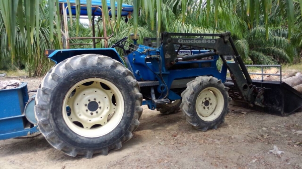 รถไถ 2 เพลา ทำเป็นรถตัก ตักใส่10ล้ิไดัสบาย แรงดี