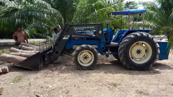 รถไถ 2 เพลา ทำเป็นรถตัก ตักใส่10ล้ิไดัสบาย แรงดี