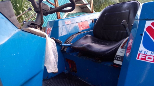 รถไถ 2 เพลา ทำเป็นรถตัก ตักใส่10ล้ิไดัสบาย แรงดี