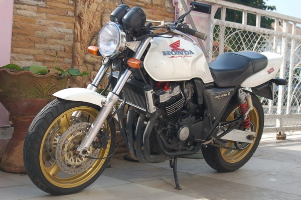 --ปรับราคา CB400 สีขาวมุกล้อทอง คลีบเต็มคาร์บูไฟฟ้า สักคันครับ--