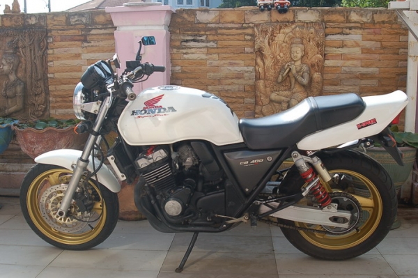 --ปรับราคา CB400 สีขาวมุกล้อทอง คลีบเต็มคาร์บูไฟฟ้า สักคันครับ--