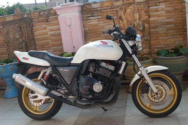 --ปรับราคา CB400 สีขาวมุกล้อทอง คลีบเต็มคาร์บูไฟฟ้า สักคันครับ--