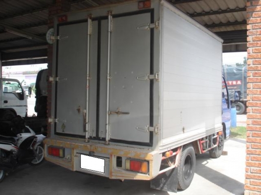ขาย ISUZU NKR 6ล้อ ช่วงสั้น ตู้แห้งมีประตูข้าง 100แรงม้า ปี 2547