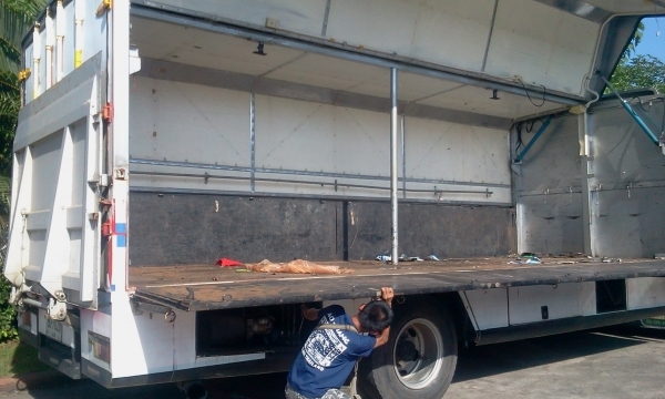 ขายตู้ 7.10 ใส่รถ Hino อยู่ เป็นตู้ชนิดเปิดข้างซ้าย-ขวา ประตู้ท้าย 2 บาน