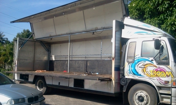 ขายตู้ 7.10 ใส่รถ Hino อยู่ เป็นตู้ชนิดเปิดข้างซ้าย-ขวา ประตู้ท้าย 2 บาน