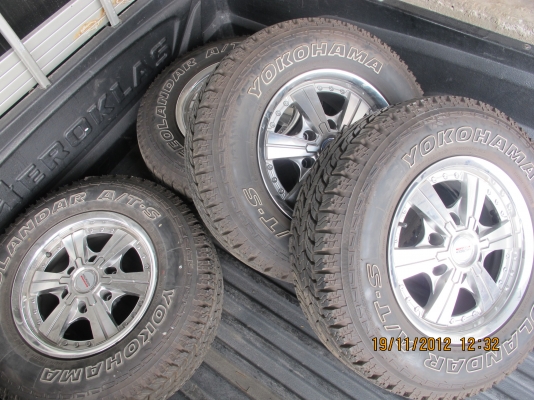 แม็ก+ยางเกือบใหม่กิ๊บๆๆๆๆๆๆ  ใส่ได้ 2เดือน      081-2862405 วุธ