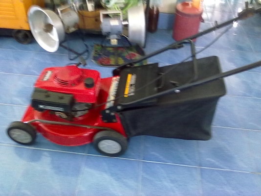 เครื่องตัดหญ้า HONDA มีที่เก็บหญ้า สภาพ 90\% เครื่องตัดหญ้า HONDA มีที่เก็บหญ้า สภาพ 90\%